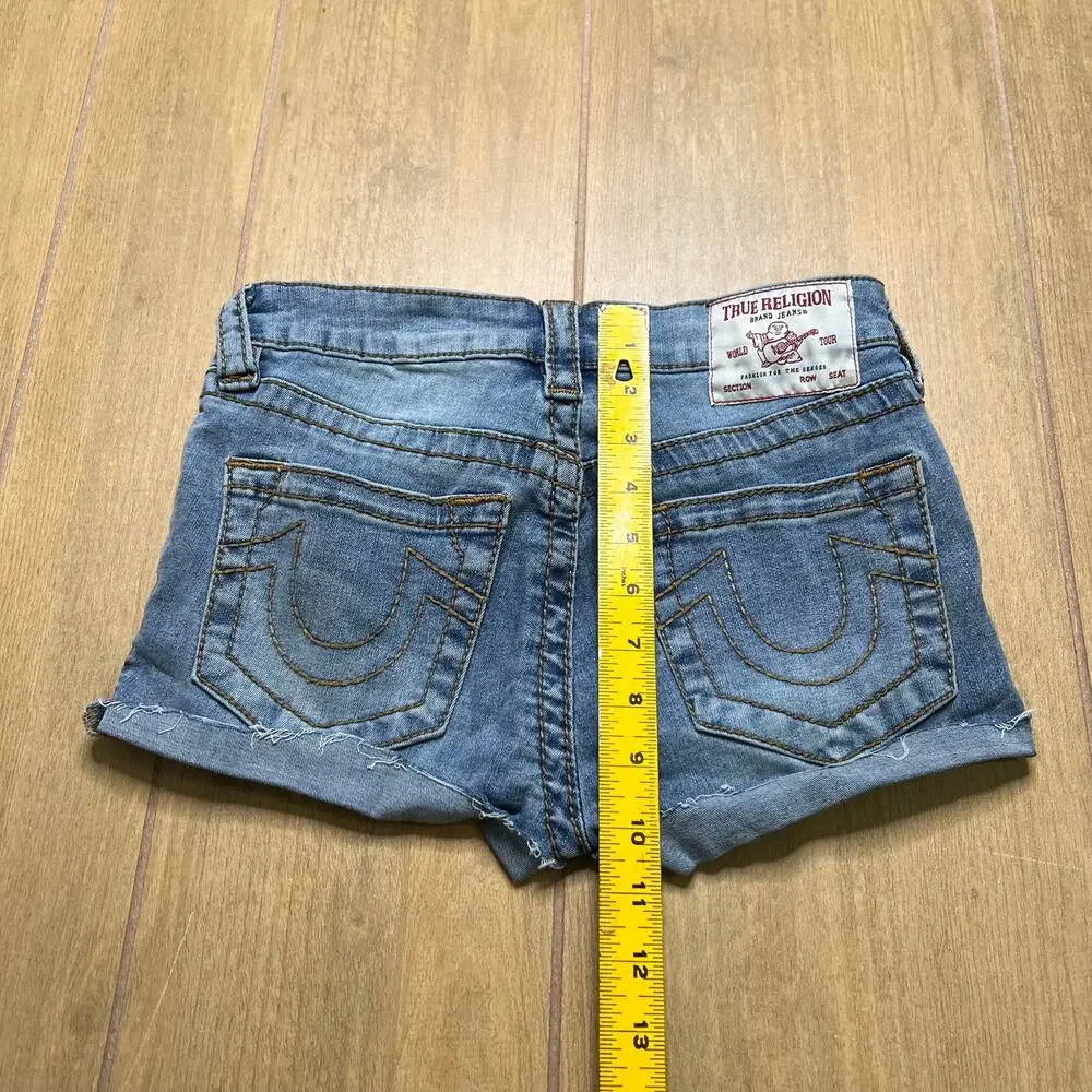 True Religion Becca Denim Shorts Womens Sz 26 Light Wash Cutoff Raw Hem Mid Rise